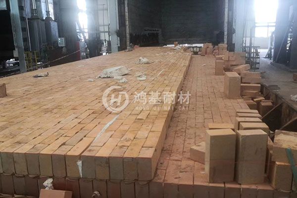 臺車式鍛造加熱爐臺車表面耐火磚鋪設