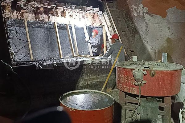 湖北幸福鋁業(yè)熔鋁爐鋁門修補(bǔ)案例